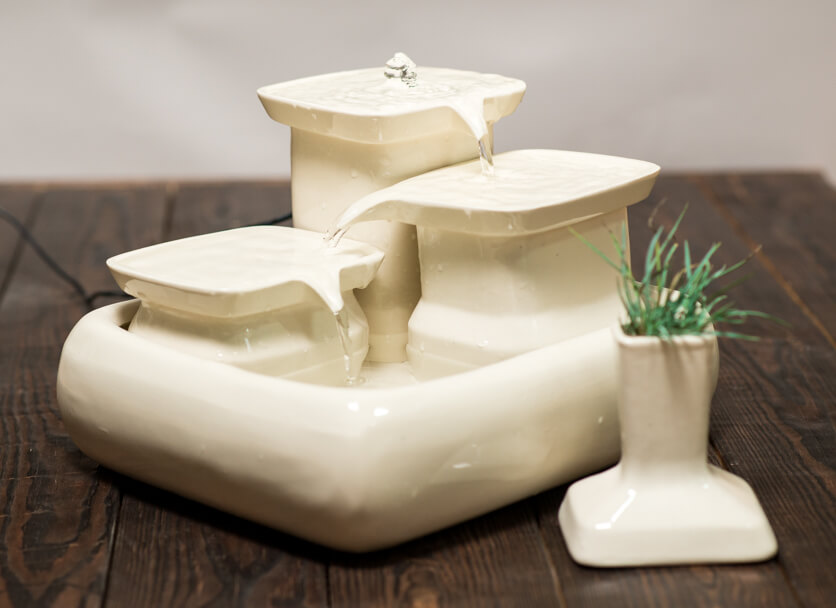 Milchfarbener Trinkbrunnen