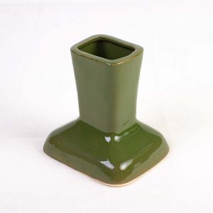 Jarrón y hierba de gato verde musgo